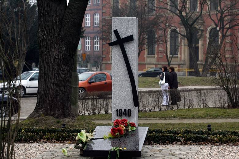 Głogów: pomnik pamięci zbrodni katyńskiej i ofiar katastrofy smoleńskiej