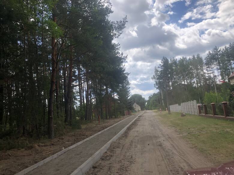Trwa budowa drogi i chodników w Brodach w gminie Sulechów