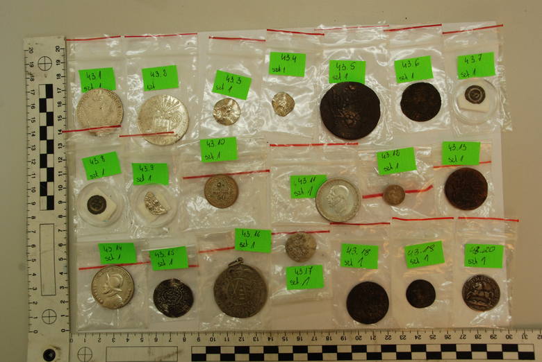 Zdjęcia zabranych monet, robione przez policyjnego fotografa, są bardzo niewyraźne. Trudno dokładnie sprawdzić poszczególne egzemplarze