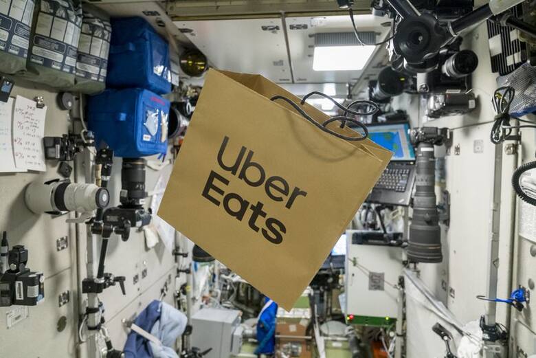 Catering totalny: Uber Eats realizuje pierwszą dostawę jedzenia w kosmos!