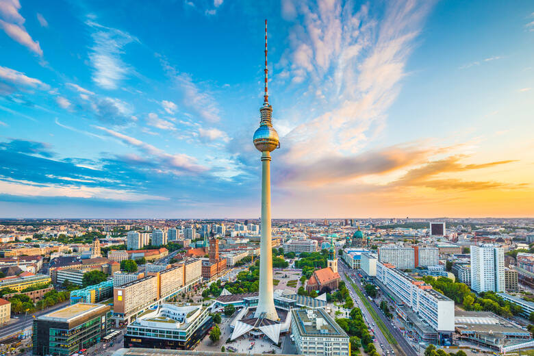 Wieża Telewizyjna w Berlinie to podwójna atrakcja: można oglądać miasto z punktu widokowego lub z okna podniebnej restauracji, przy posiłku.