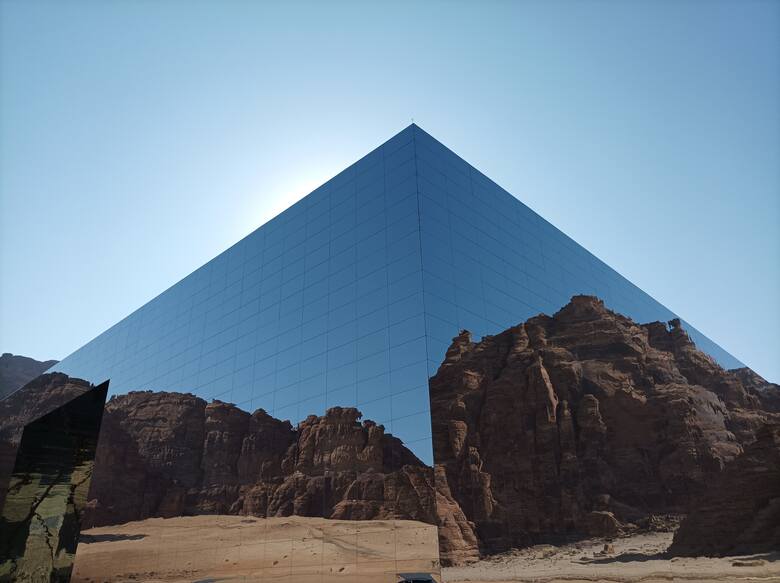Jedną z pustynnych niespodzianek jest Maraya: największy na świecie budynek w całości pokryty lustrami. W środku znajduje się centrum konferencyjne i