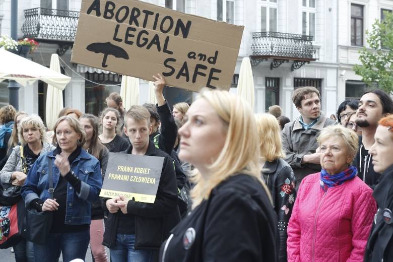 Protest w sprawie aborcji pod PiS w Łodzi. Transparent z napisem ...