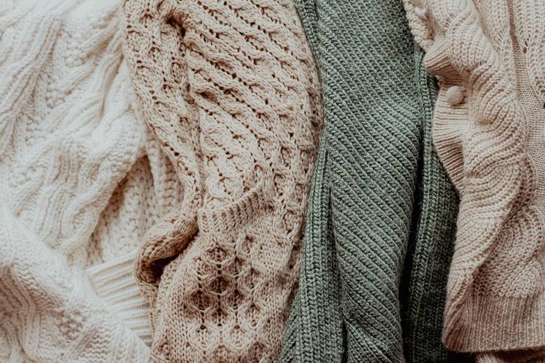 Innym sposobem na wykorzystanie rękawów swetra jest wykonanie z nich getrów, które jesienią i zimą będą ocieplały łydki, a przy okazji bardzo ładnie