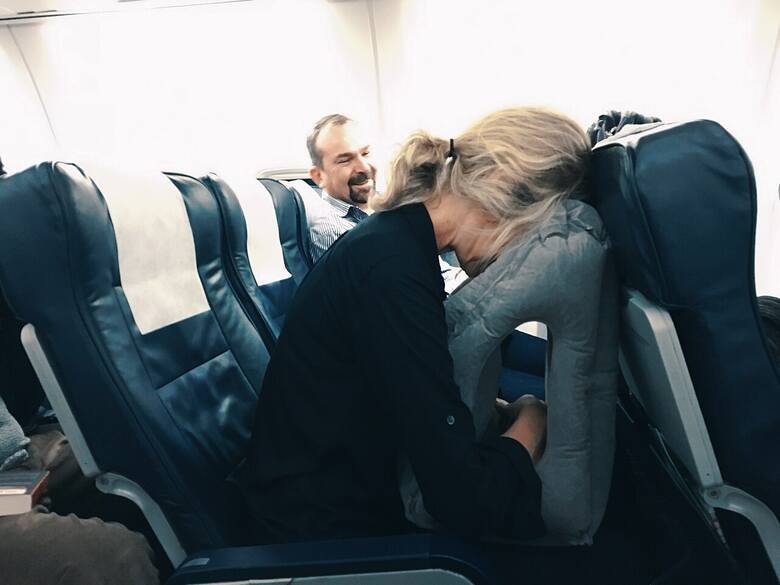 Śpiąca kobieta na pokładzie samolotu
