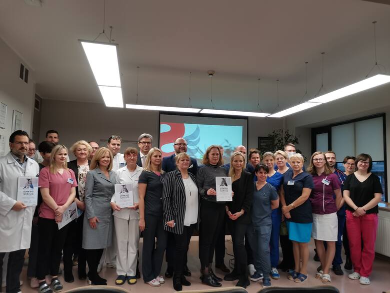 W szpitalu miejskim w Toruniu odbyła się uroczystość wręczenia nagrody - Statusu Diamentowego od Inicjatywy Angels oraz Europejskiej Organizacji Udarowej za leczenie udarów mózgu w III kwartale 2022 roku. 