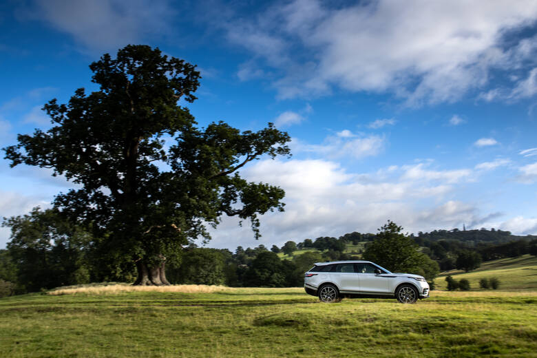 Range Rover Velar Land Rover odświeżył linię Range Rover Velar. W nowej wersji samochód otrzymał m.in. nową gamę bardziej wydajnych silników zelektryfikowanych.