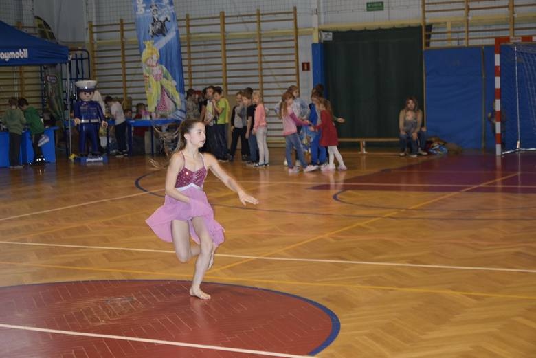 Akademia Tańca 4-20, prowadzona przez Moniką Kotowską wystąpiłą w piątek, 7 grudnia w hali OSiR. Pretekstem do występu był odbywający się tam Bal Mikołajkowy.