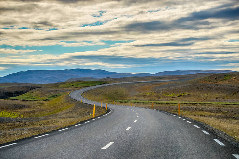 Route 1, IslandiaJeśli chcecie doświadczyć czegoś zupełnie innego niż na południu Europy, wybierzcie się na Islandię. Najdłuższa droga okalająca wyspę