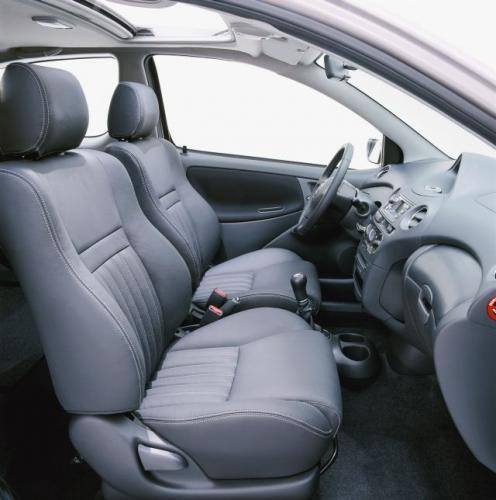 Fot. Toyota:  Siedziska przednich foteli są nieco za krótkie, co jest typowe dla pojazdów tej wielkości. Za to wersja 3-drzwiowa ma standardowo montowane