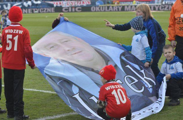 Przed meczem Widzewa z Ruchem na boisku pojawiła się flaga ze zdjęciem trenera Jerzego Wyrobka.