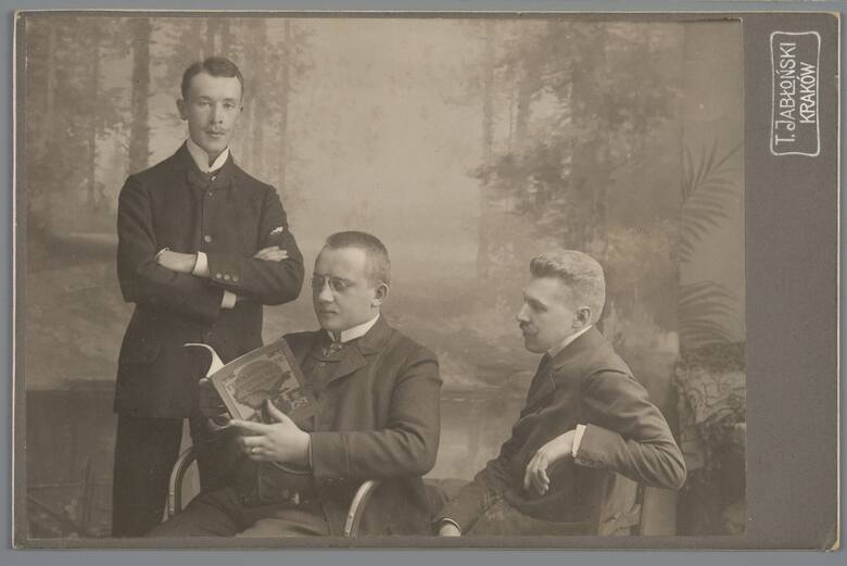 Portret trzech mężczyzn; atelier Tadeusza Jabłońskiego przy ul. Franciszkańskiej 4, lata 1902-1909