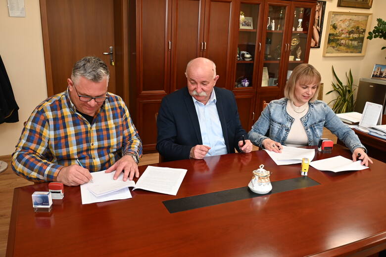 Podpisanie umowy na przebudowę drogi w Studziankach