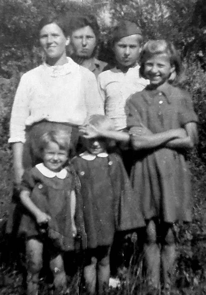 Anna Bednarz z dziećmi (od najstarszego): Marią, Józefem, Heleną, Teresą i Eugenią. Brakuje Feliksa