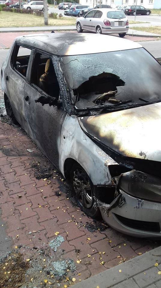 Podpalenia na Podgórzu. W ciągu kilku dni przed jednym z bloków w Toruniu płonęło pięć aut 