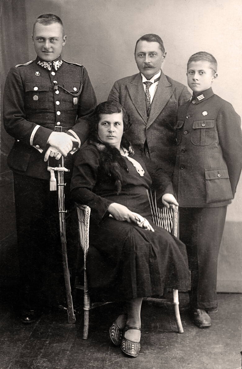Gracjan z rodzicami i młodszym bratem Zbigniewem