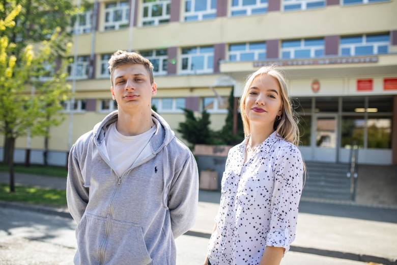 Do matury pozostało już niewiele czasu. Kacper Filipiuk i Natalia Gapska, maturzyści z VIII LO w Bydgoszczy, są pełni optymizmu i liczą na dobre wyniki. W ich szkole egzamin maturalny zdawać będzie 156 osób.<br /> 