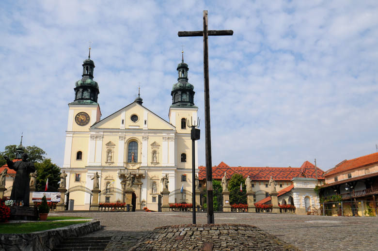 Kalwaria Zebrzydowska  to nie tylko kościół i klasztor, ale również zespół kaplic i kościołów dróżkowych oraz rozległy, manierystyczny park krajobrazowy.Sanktuarium
