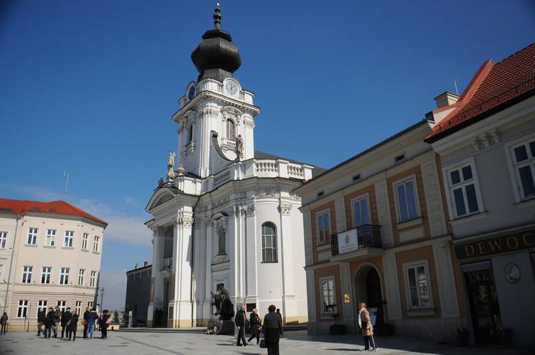 Kalwaria Zebrzydowska  to nie tylko kościół i klasztor, ale również zespół kaplic i kościołów dróżkowych oraz rozległy, manierystyczny park krajobrazowy.Sanktuarium