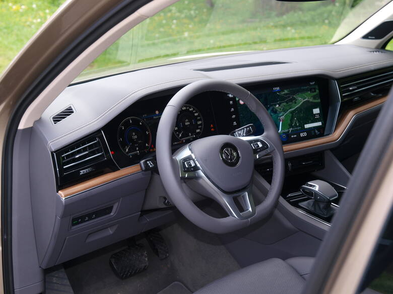 Volkswagen Touareg Standardem jest napęd obu osi 4Motion, wykorzystujący elektronicznie sterowany mechanizm różnicowy Torsen. Z 3-litrowym turbodieslem