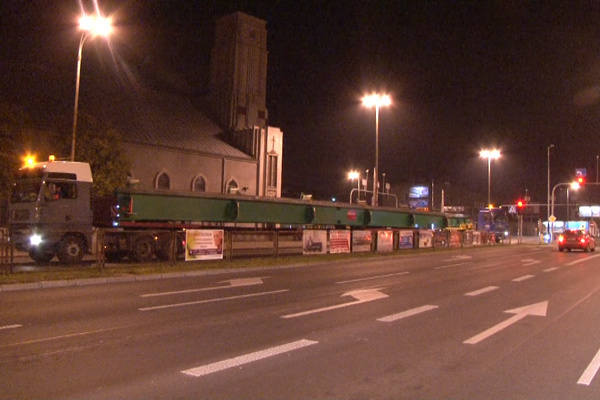 Potężne ciężarówki manewrują na skrzyżowaniu ulic Rzgowskiej i Broniewskiego.