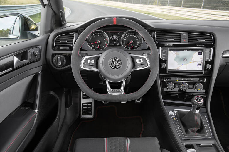 Volkswagen Golf GTI Clubsport Turbodoładowany silnik z bezpośrednim wtryskiem paliwa, w który jest wyposażona jubileuszowa edycja Golfa GTI, standardowo