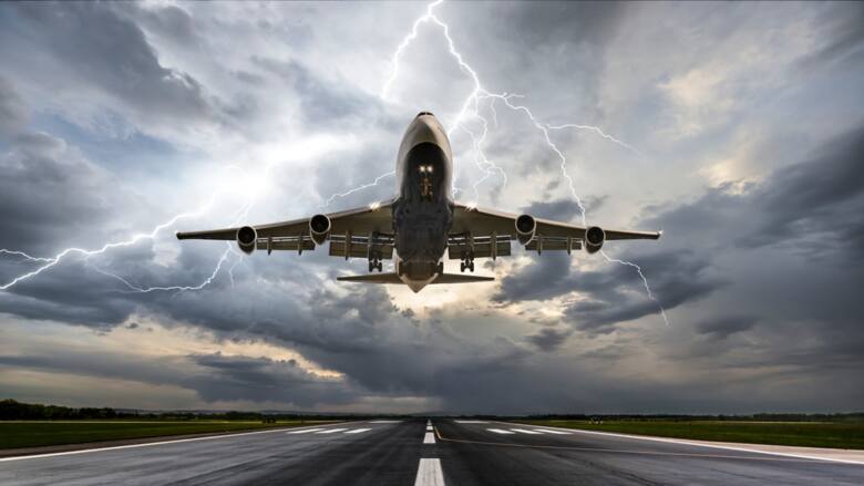 Samolot lądujący w czasie burzy z piorunami