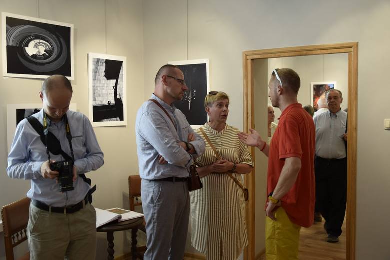 Wernisaż wystawy Michała Gałęzowskiego zatytułowanej Koincydencje odbył się w czwartek, 2 sierpnia. Na ekspozycję złożyły się niezwykle fotografie, powstałe przez pierwsze sześć miesięcy tego roku podczas podróży autora po różnych zakątkach Europy. To wystawa, którą koniecznie należy obejrzeć.