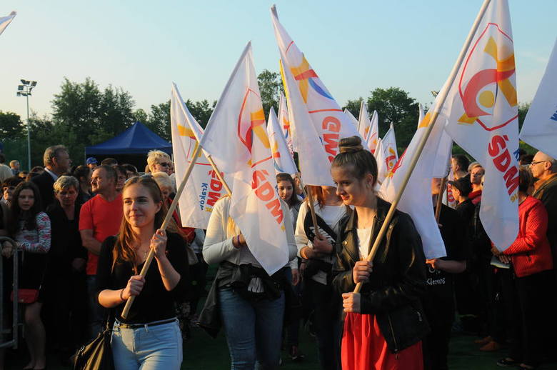 Próba generalna przed ŚDM 2016 - tak nazwano koncert „Solne uwielbienie”, który odbył się w czwartek wieczorem w Wieliczce. W wydarzeniu wzięło udział kilka tysięcy osób