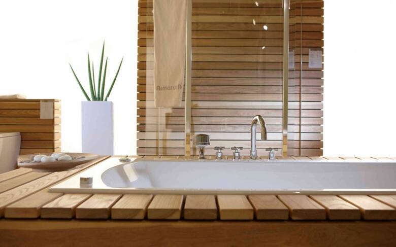 Jeśli myślimy o zastosowaniu drewna w łazience, to przede wszystkim dobrze przemyślmy wybór gatunku drewna.