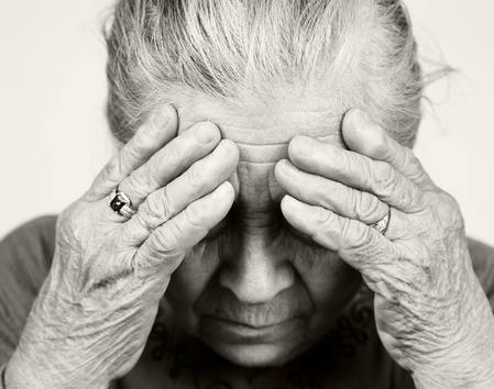 Osobom, u których podejrzewa się alzheimera, zdarza się zapominać, co robiły zaledwie chwilę temu. Mogą za do doskonale pamiętać wydarzenia sprzed kilkudziesięciu lat. To właśnie dlatego tak trudno rozpoznać u nich chorobę. Rodzinie pacjenta często wydaje się, że skoro ich babcia czy dziadek bez...