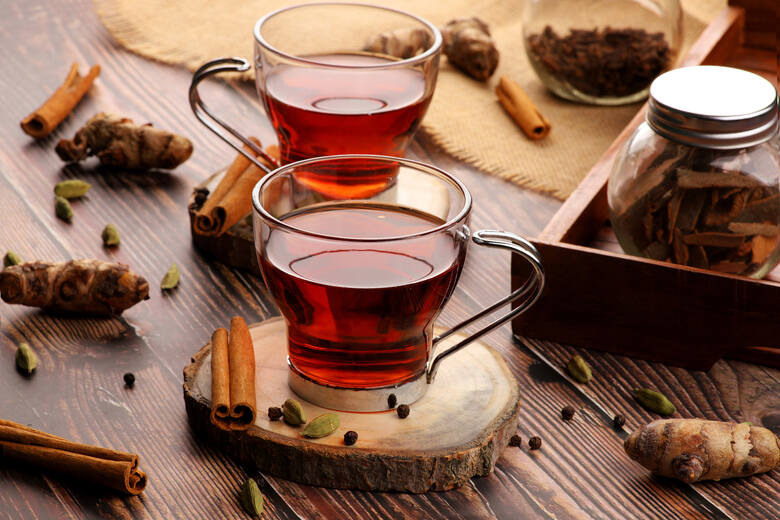 Rozgrzewająca herbata jogina z imbirem, cynamonem, goździkami i pieprzem