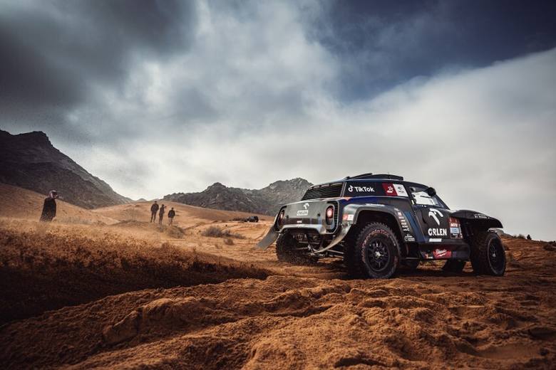 W Arabii Saudyjskiej, w mieście Ha’il, rozpoczęła się 44. edycja Dakaru. Tegoroczny rajd liczy 12 etapów i 8375 kilometrów, z czego 4258 km stanowią