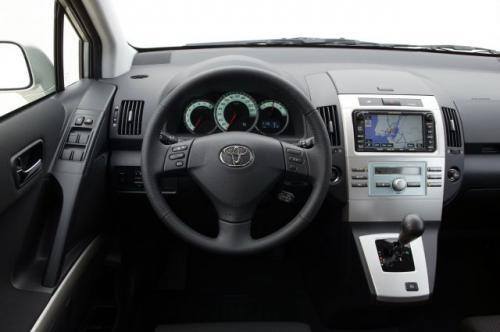 Fot. Toyota: Wskazania przyrządów Corolli są doskonale widoczne. Szkoda, że zrezygnowano ze wskaźnika temperatury cieczy chłodzącej – mimo technicznego