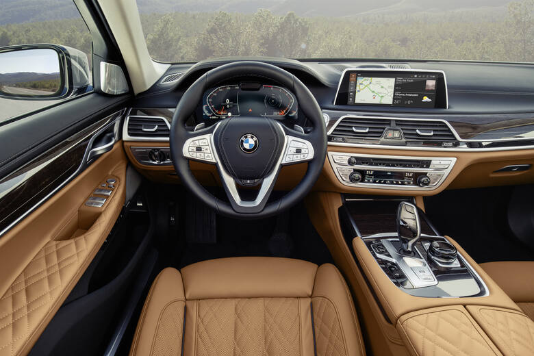 BMW Serii 7 Nowe BMW serii 7 oferowane jest w dwóch wariantach karoserii. Wersja przedłużona ma większy o 14 cm rozstaw osi i oferuje więcej miejsca