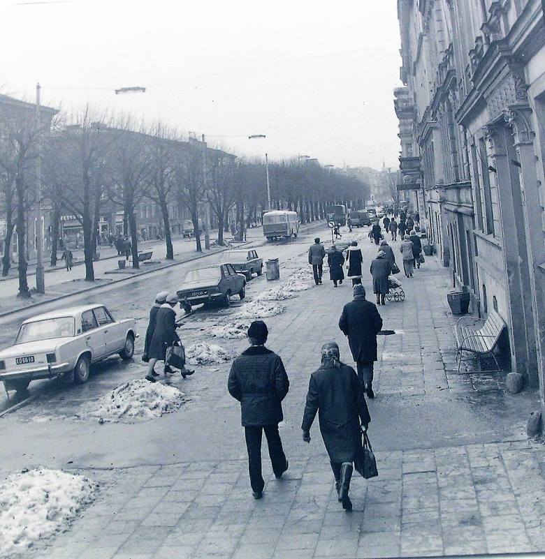  Al. Wojska Polskiego w kierunku Ronda Solidarności w pozimowej szacie na początku 1975 roku