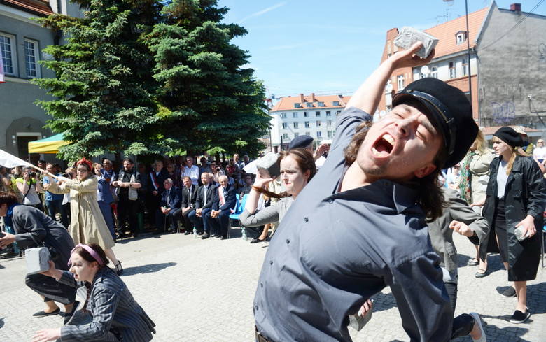 Aktorzy Lubuskiego Teatru jak uczestnicy Wydarzeń Zielonogórskich do walki z milicjantami ruszyli z kamieniami w rękach