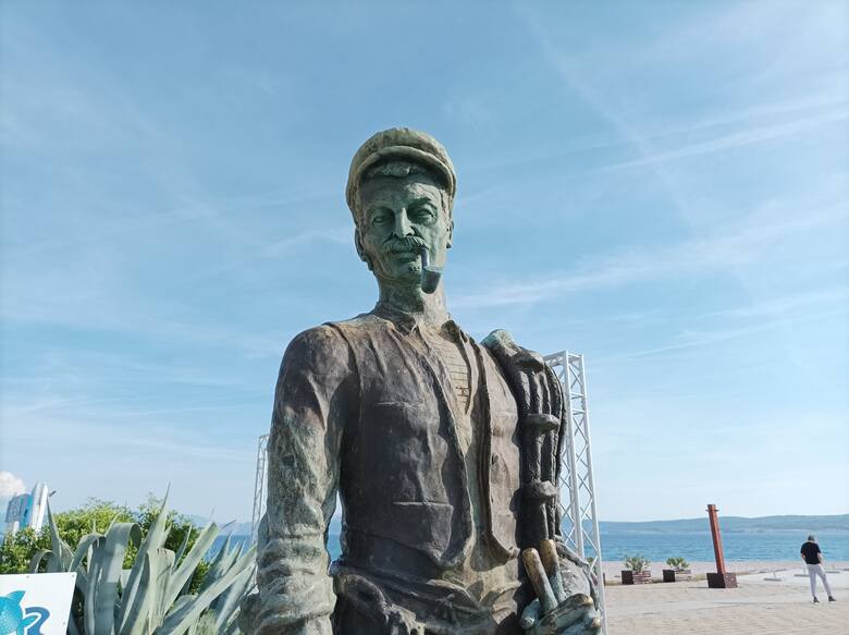 Mieszkańcy Riwiery Crikvenickiej są dumni ze swej rybackiej przeszłości. Przypomina o niej stojący na głównej przystani Crikvenicy pomnik rybaka.