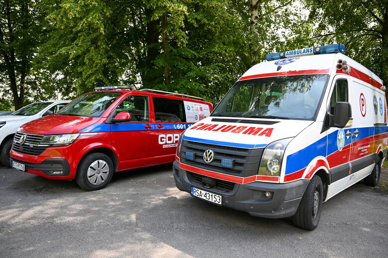 Ambulans dla Grupy Bieszczadzkiej GOPR przekazany na briefingu prasowym po wyjazdowym posiedzeniu Wojewódzkiego Zespołu Zarządzania Kryzysowego nt. bezpieczeństwa