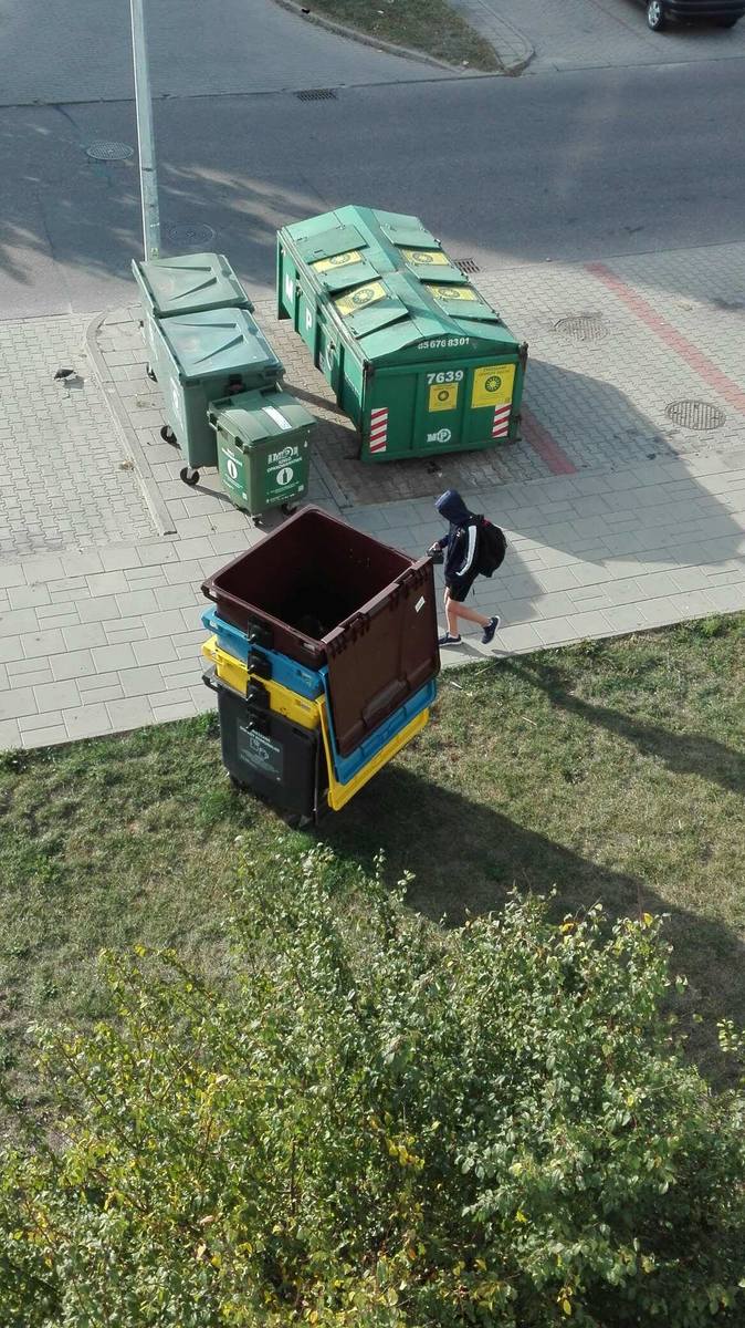 Konstrukcje z kontenerów na śmieci od tygodni leżą na osiedlach. Urzędnicy: to nie my