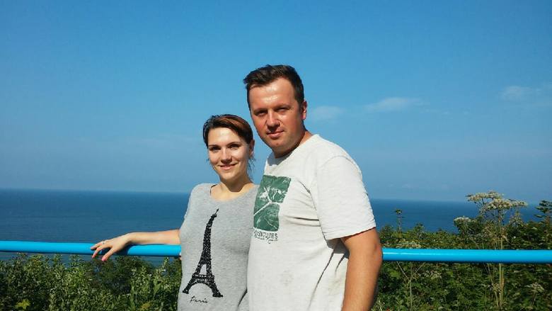 Paweł Królak z żoną Martą nad morzem