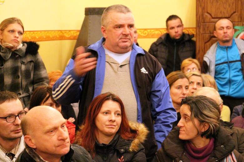 We wtorkowym spotkaniu wzięli udział rodzice uczniów z Pomorska oraz wsi położonych na terenie gminy Czerwieńsk. Po „drugiej stronie” zasiedli przedstawiciele władzy z obu gmin.