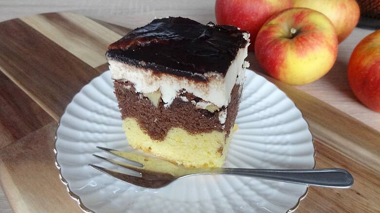 Do przygotowania ciasta można użyć twardych jabłek deserowych. Dobrze sprawdzą się także antonówki czy szare renety.
