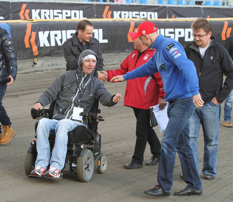 Jonsson startował w Apatorze w latach 1991-1994. Doskonały żużlowiec na zawsze wpisał się do panteonu sław toruńskiej drużyny. Jako zawodnik Jonsson był niemal niezawodny.<br /> <br /> Od momentu wypadku na torze, który przykuł go do wózka inwalidzkiego, Szwed wielokrotnie przyjeżdżał do...