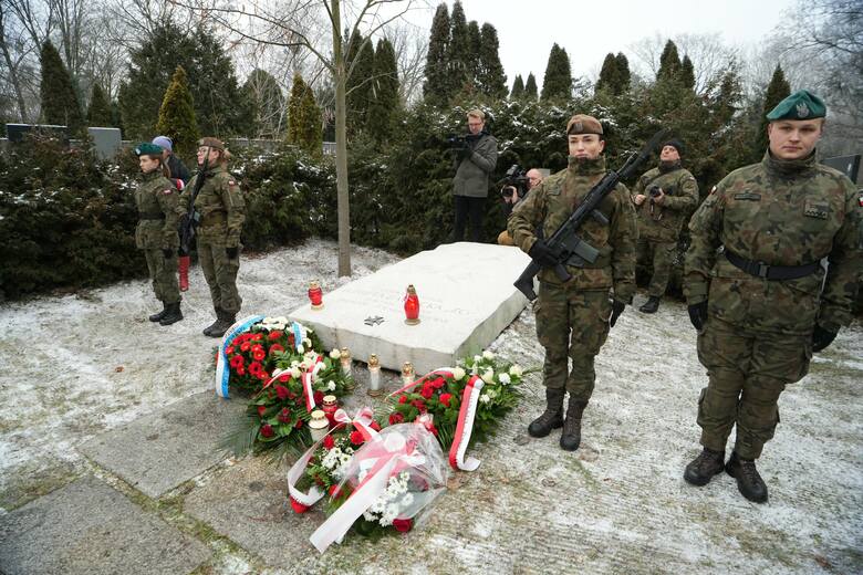 W 15. rocznicę śmierci generał Elżbiety Zawackiej na jej grobie na cmentarzu św. Jerzego złożono kwiaty i zapalono znicze