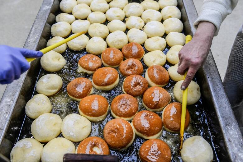 Tak wygląda produkcja pączków w piekarni Grzegorza Pellowskiego