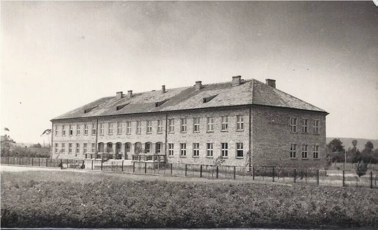 Szkoła nr 3 na Kolonii Robotniczej - została zbudowana w 1939 roku ze środków przekazanych przez pracowników. 12.04.1975 r. otrzymała imię Henryka S