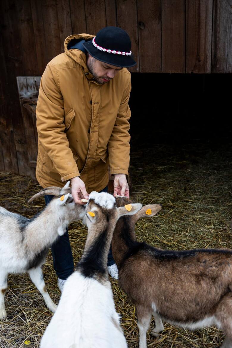 Jarosław Strusiński od 4 lat prowadzi w Zelkowie górskie gospodarstwo, w którym hoduje kozy. W tym roku został zawodowym bacą