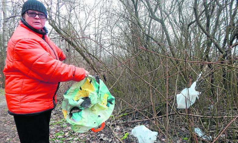 Sołtys Ewa Klepczyńska pokazuje jedno z miejsc w lesie, gdzie ludzie wyrzucają śmieci.