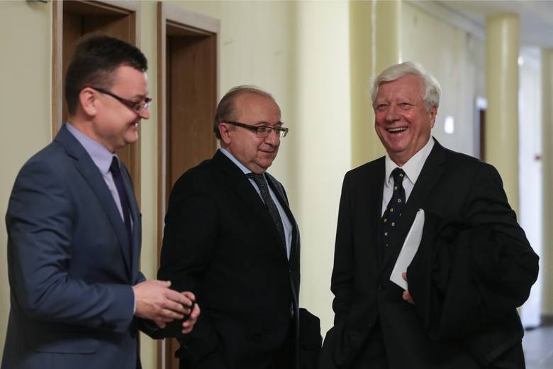 Listopad 2014 rok: wówczas zatrzymano "Rybę" i "Lalę". Na zdjęciu, od lewej, prokurator Piotr Kosmaty oraz obrońcy